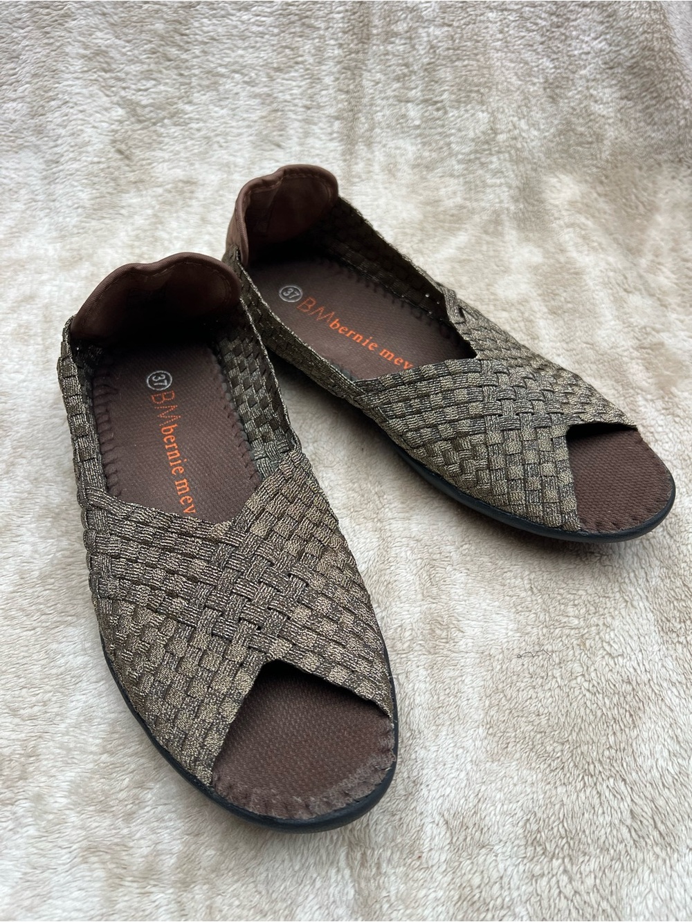 bernie mev. Metallic Bronze Woven Peep-Toe Flats size EU 37